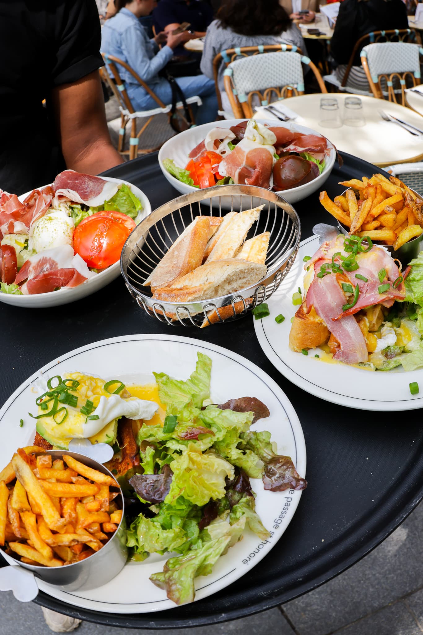 Assiettes partagées sur une table du Passage Saint-Honoré